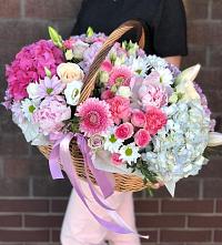 Цветочная композиция из Розы, Хризантемы, Пионы и Лизиантусы в корзине в Айдарово