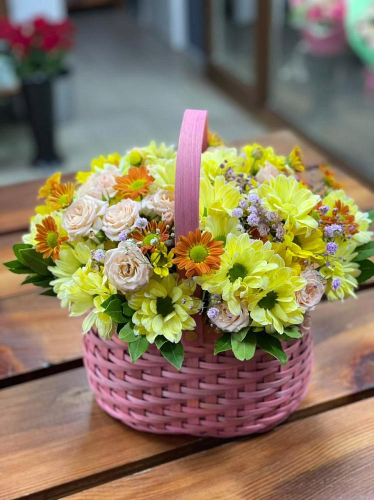 Цветочная композиция из Хризантемы и Розы в корзине в Айдарово