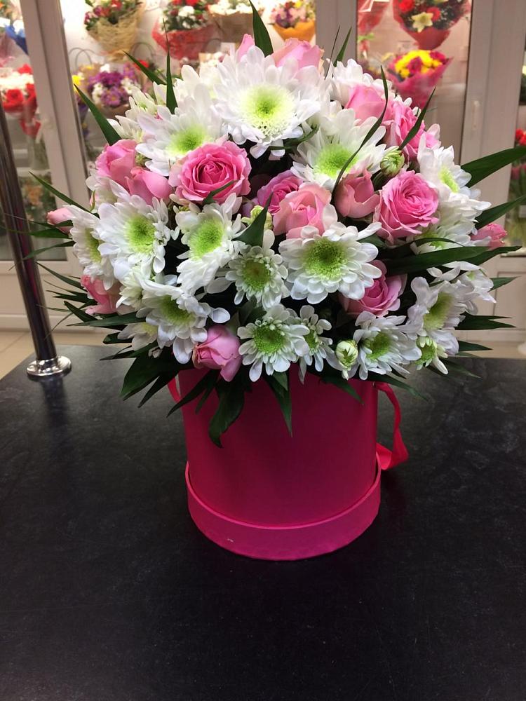 Цветочная композиция из Розы и Хризантемы в шляпной коробке в Айдарово