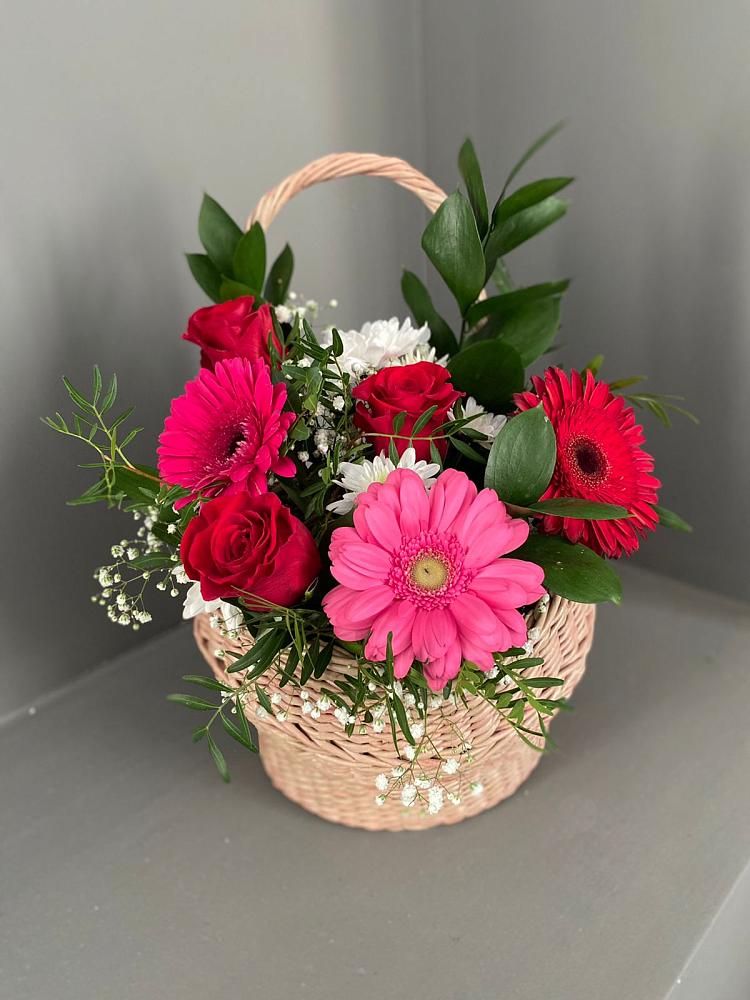 Цветочная композиция из Розы, Хризантемы и Герберы в корзине в Айдарово