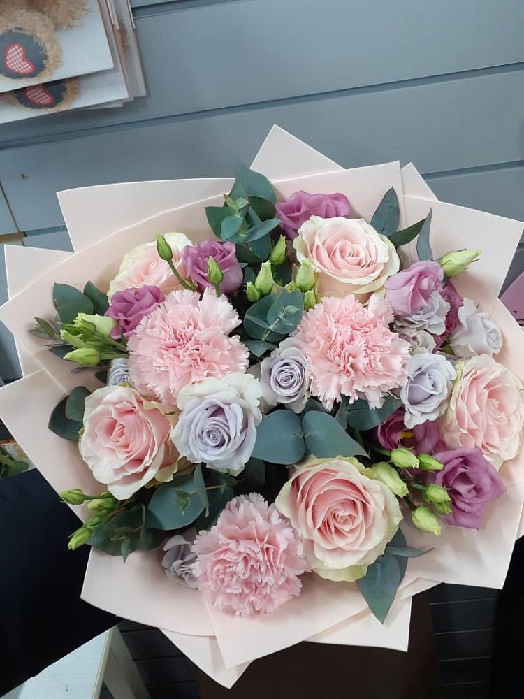 Букет цветов из: Розы, Гвоздики и Лизиантусы в Айдарово