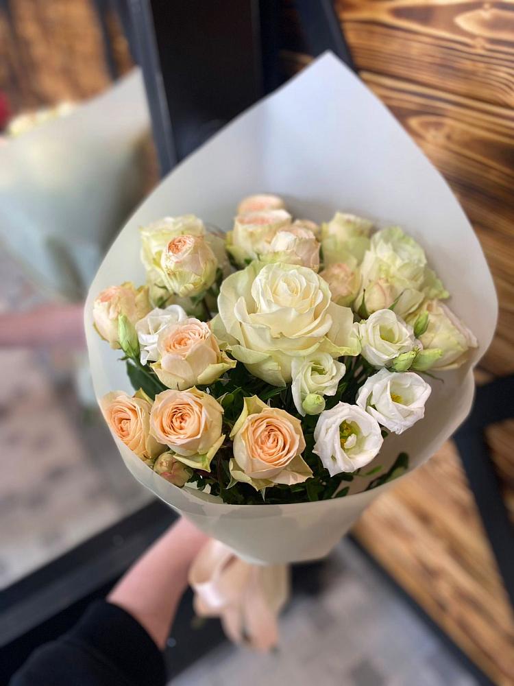 Букет цветов из: Розы и Лизиантусы в Айдарово